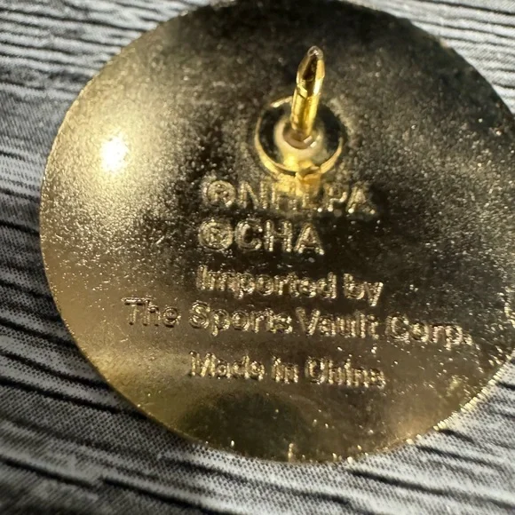 Team Canada 2002 Pin #9 of 24: Gold Medal Pin - Vintage Collectible Lapel Pin - Picture 2 of 5